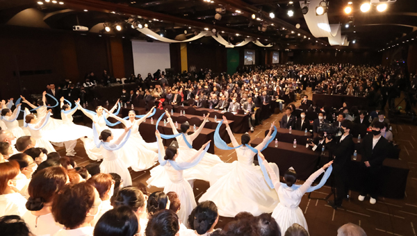 7일 오후 서울 HW컨벤션센터에서 신천지예수교회가 주최하는 ‘계시록 전장 실상 강의’ 말씀 대성회가 열린 가운데, 특별 공연이 열리고 있다.
