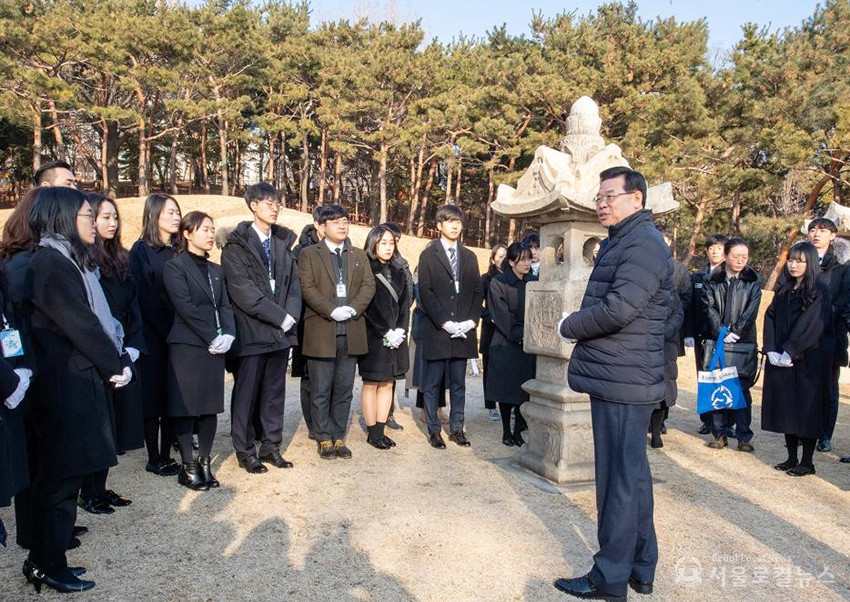 성장현 용산구청장과  신규 임용된 공무원들이 김구 묘소를 찾아 참배했다. / 사진=용산구