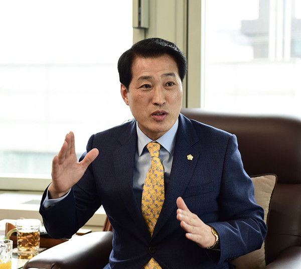 김창규 의장이 지방분권화에 따른 지방자치에 대한 중요성에 대해 설명하고 있다.