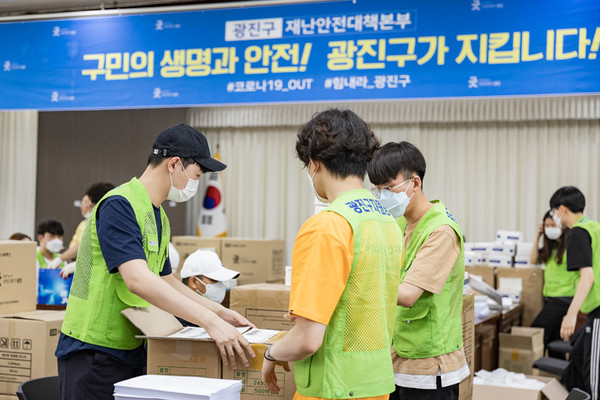 9일 구청 대강당에서 학교에 배부할 마스크 포장 작업을 진행하고 있는 자원봉사자들의 모습