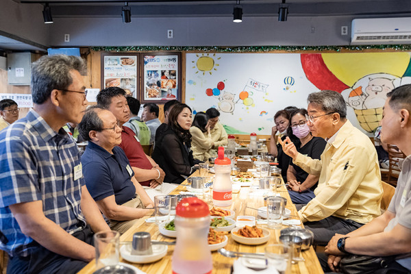 화양시장에 위치한 한 식당에서 상인들과 대화를 나누고 있는 김선갑 광진구청장