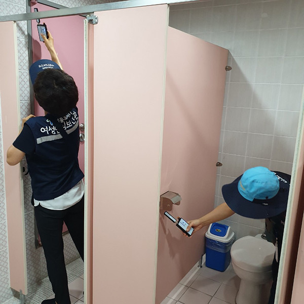 송파구 여성안심보안관이 학교 화장실에 불법촬영카메라 설치 여부를 점검하고 있다.