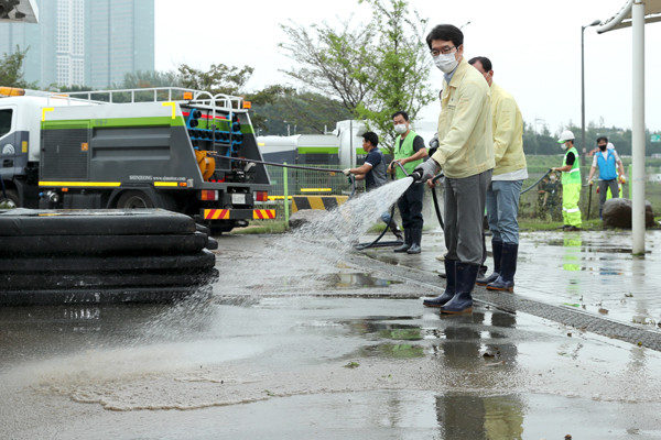 지난 7일 집중호우에 관내시설 물청소를 함께하고 있는 정원오 구청장