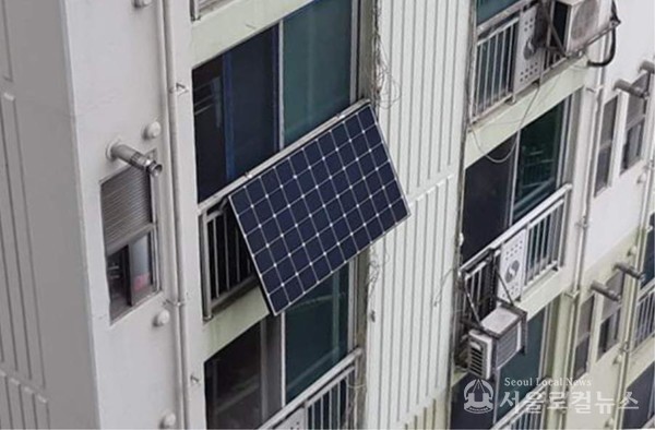 공동주택에 설치된 베란다형 태양광 미니발전소 / 용산구