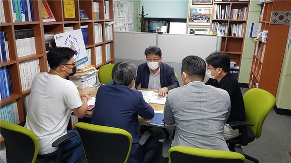 홍성룡 의원이 지난 9일 의원연구실에서 문정택지개발사업지구 지구단위계획과 관련하여 서울시 도시계획국 공무원 등과 간담회를 갖고 있다.