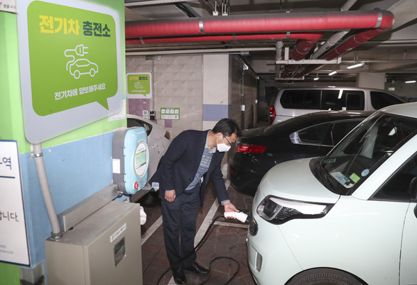 성동구는 온실가스 감축을 위한 노력으로 전기차 보급을 위한 전기차              충전시설을 서울시 최고 수준인 총 274대를 설치했다