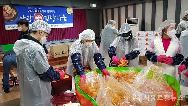 자원봉사자들이 사랑의 김장나눔에 참여 김치담그기를 진행하고 있다. / 강동구 