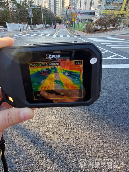 친환경 열선시스템이 설치된 도로에서 열화상 카메라를 이용해 기온 급강하 시 시스템이 작동되는 상태를 점검하고 있다 / 성북구 