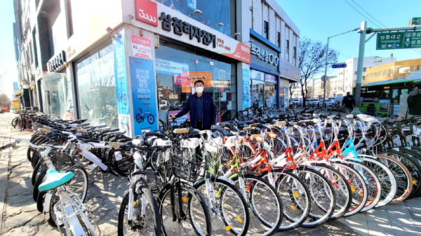 화양사거리 자전거 가게. 이곳은 삼천리자전거의 중요한 거래처다. 그는 지역사회에 봉사와 기증을 많이 해왔다.