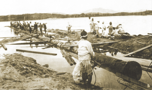 1960년 취수관 설치 공사. 뚝섬의 한강에 설치했다.