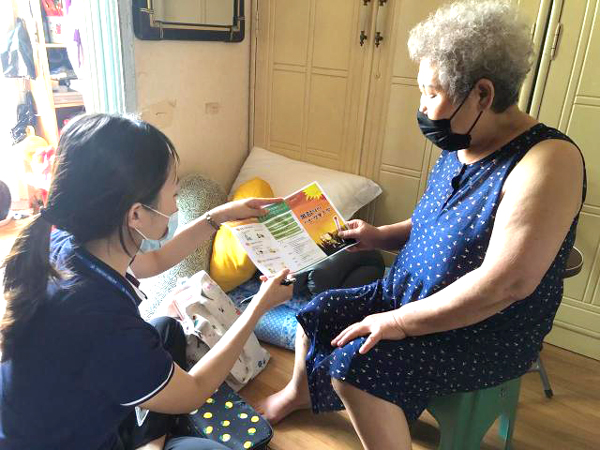 중랑구 방문간호사가 한 어르신 가정을 방문하여 건강정보를 알려드리고 있다.