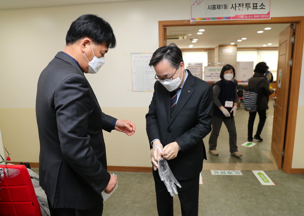 4월 2일(금) 유성훈 금천구청장이 시흥1동 사전투표소에서 투표하기 전 비닐장갑을 끼고 있다