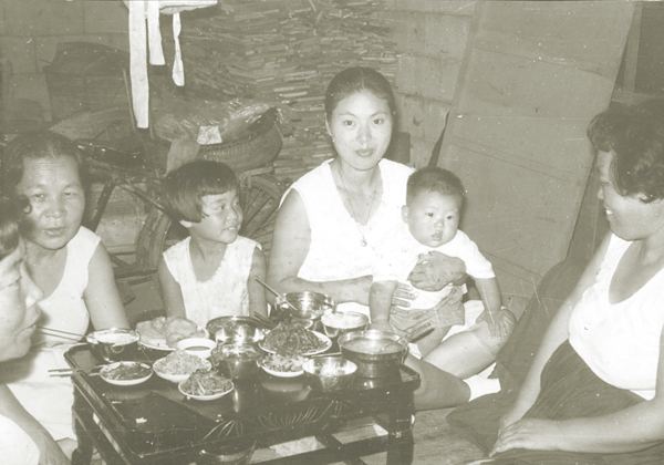 사진3. 김명화 제공 / 1974년경 / 시모와 친모와 함께 식구들 밥상