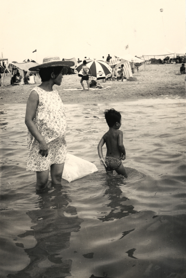 사진7: 이정자 제공 / 1969년 / 광나루유원지 / 태양의 아이 그리고 엄마의 아이와