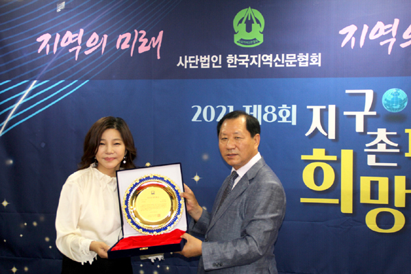  김은숙 대표(왼쪽)가 교육 부문 대상을 수상하고 기념촬영을 하고있다. 사진 오른쪽은 이원주 서울시흽의회장