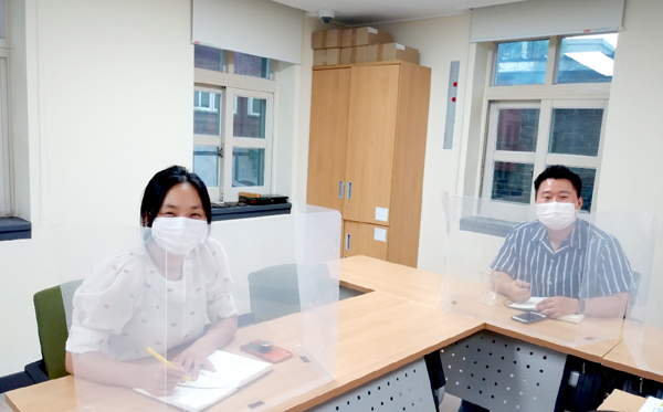문화기획전문기업 타래유니버스 정장희 대표와 사근동도시재생센터 송마리아 팀장이 인터뷰를 진행하고있다.