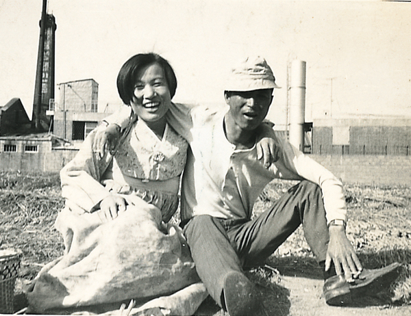 ▲사진3:  김채선 제공 1968년경 송정동 3대가 함께 농사일을 하다