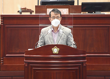 최홍연 부구청장이 의원들 질문에 대략적인 답변을 하고 있다.