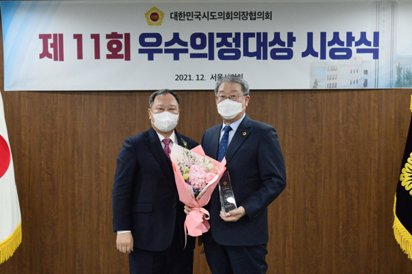 제11회 우수의정대상 수상한 박순규 의원(오른쪽). 왼쪽은 김인호 서울시의회 의장