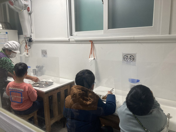 지역아동센터 단체급식소에서 급식을 먹고 있는 아이들