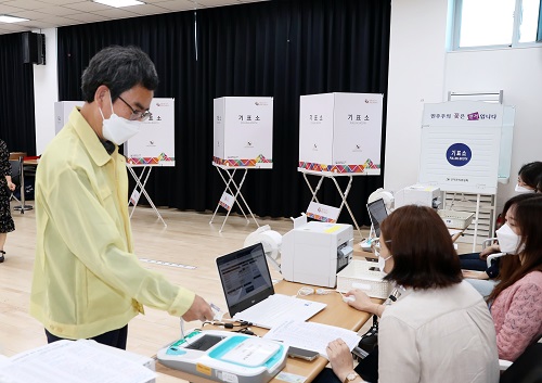 관악구 사전투표소에서 관계자가 투표진행방법을 점검하고 있다