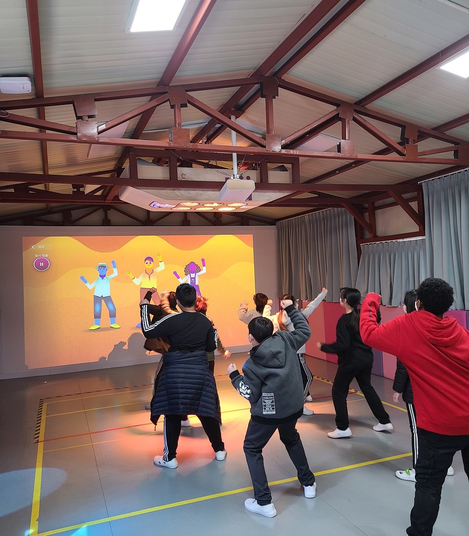 동작구 노량진초등학교에 조성된 가상현실 스포츠공간에서 학생들이 댄스프로그램을 배우고 있다.