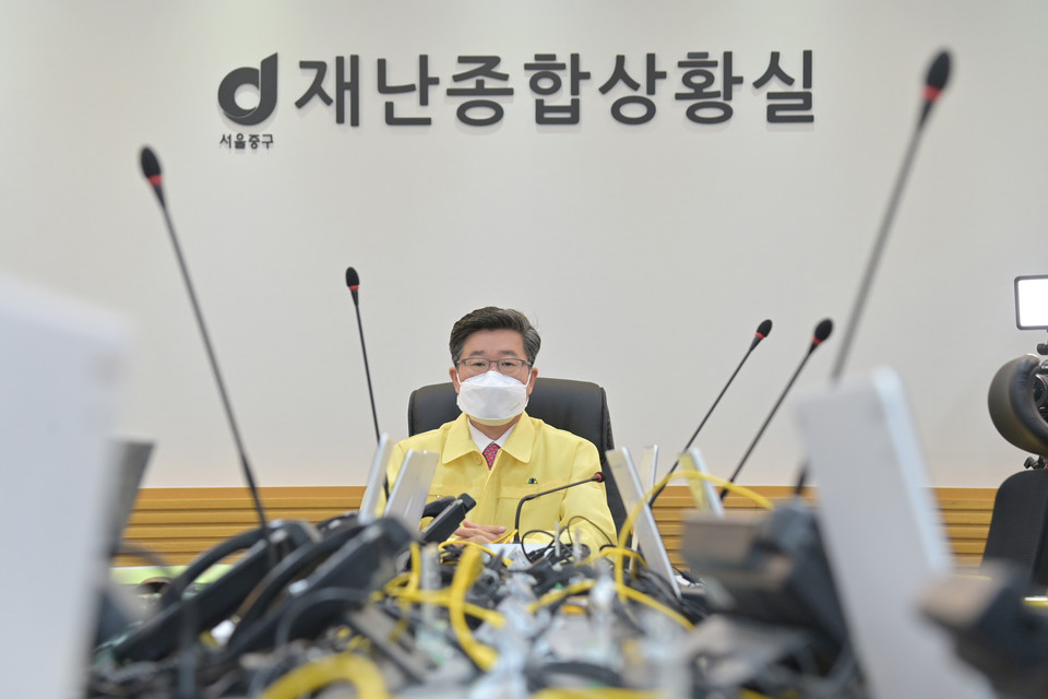 김길성 중구청장이 재난상황실에서 회의 소집에 나서고 있는 모습
