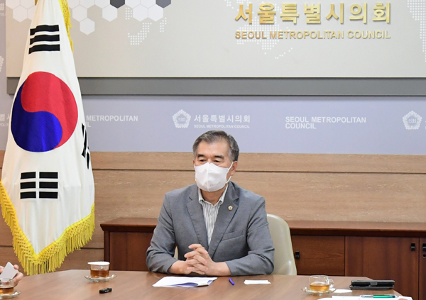 인터뷰를 하고 있는 제11대 서울시의회 전반기 김현기 의장
