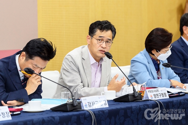 이기재 양천구청장이 지난 14일 열린 서울시구청장협의회에서 제안 안건에 대해 설명하고 있다.