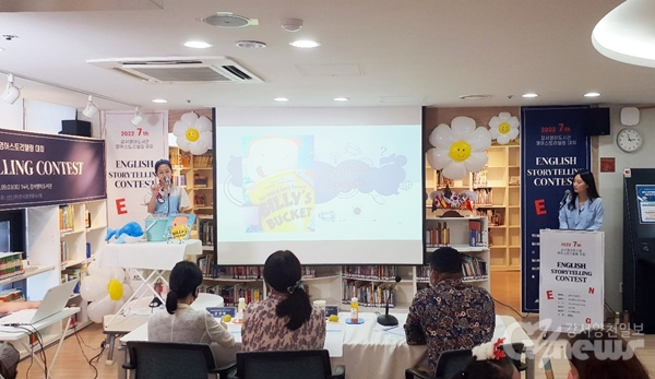 지난 3일 강서영어도서관에서 열린 ‘스토리텔링 대회’에서 참가 학생이 발표를 하고 있다.