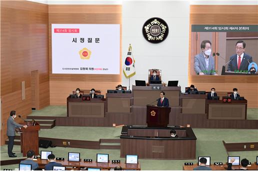서울시 조희연 교육감에게 시정질문하는 김형재 의원