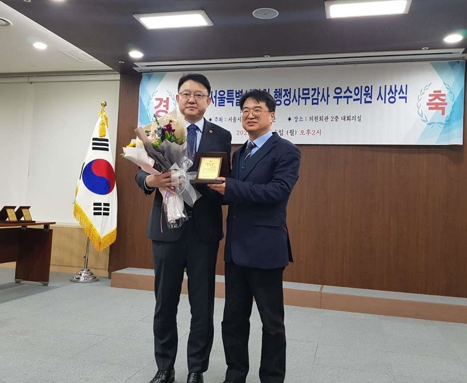 김춘곤 의원(강서4, 국민의힘)이 5일 ‘2022년 행정사무감사 우수의원 상’을 수상하고 기념촬영을 하고 있다.