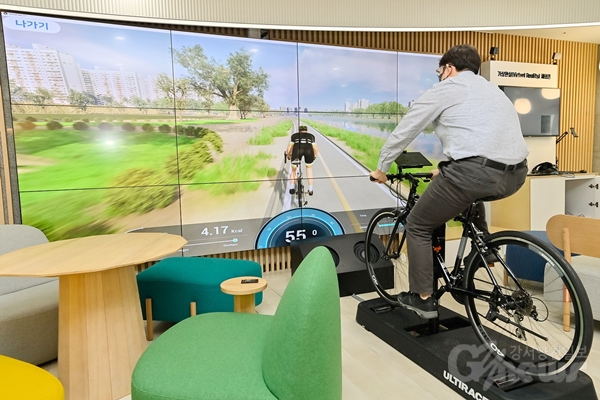 갈산문화예술센터에 조성된 안양천 VR 자전거 라이딩 체험부스