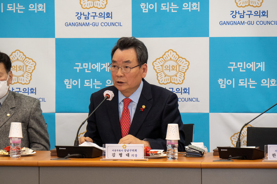 모범구민상 수상자들과 진행한 간담회에서 김형대 의장이 축사를 하고 있다.
