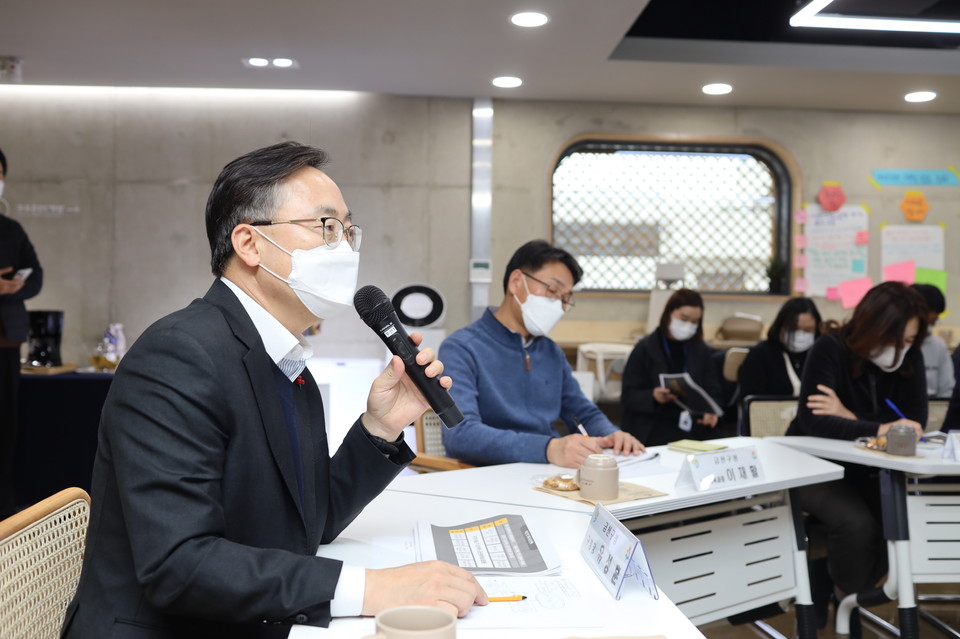 1월 17일 만천명월 예술인가에서 유성훈 금천구청장이 금천문화재단 업무보고를 받고 있다.