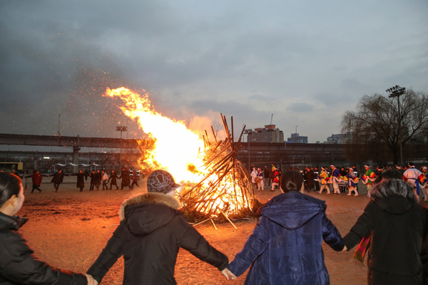 지난 2019년에 열린 성동구 정월대보름 한마당 행사에서 주민들이 달집태우기를 하면서 강강술래를 하고 있다.