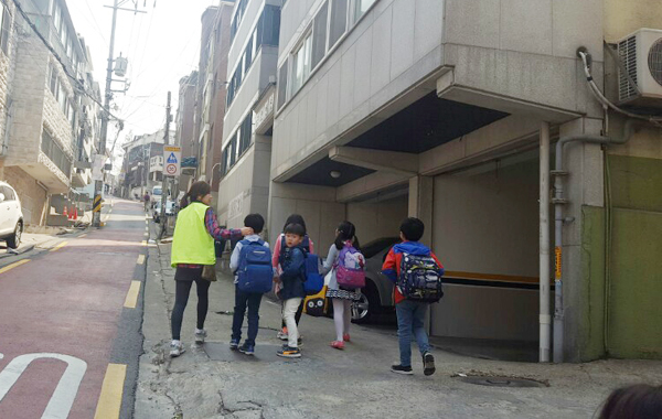 초등학생 등하교를 지도하는 교통안전지도사 활동 모습