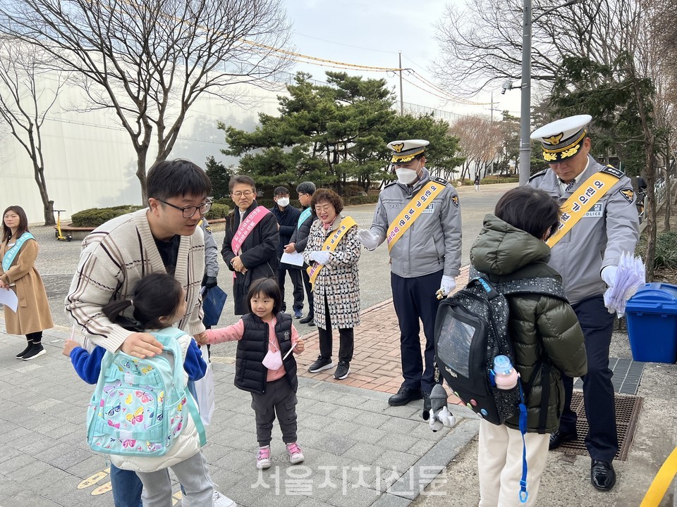 강남경찰서, 봉은초등학교 어린이 등굣길 교통안전 및 학교폭력 예방 캠페인 실시 3