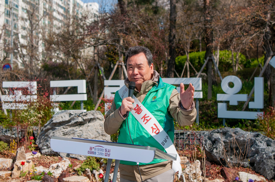 30일 오전 매봉산 일대에서 실시된 ‘새마을생명운동 나무심기’ 행사에서 축사를 하는 김형대 의장