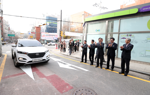 박일하 동작구청장(오른쪽 두 번째)이 3월 24일 오후 신상도초 앞 좌회전 신설 후 처음으로 진입도로에 들어오는 차량을 향해 박수를 치고 있다.