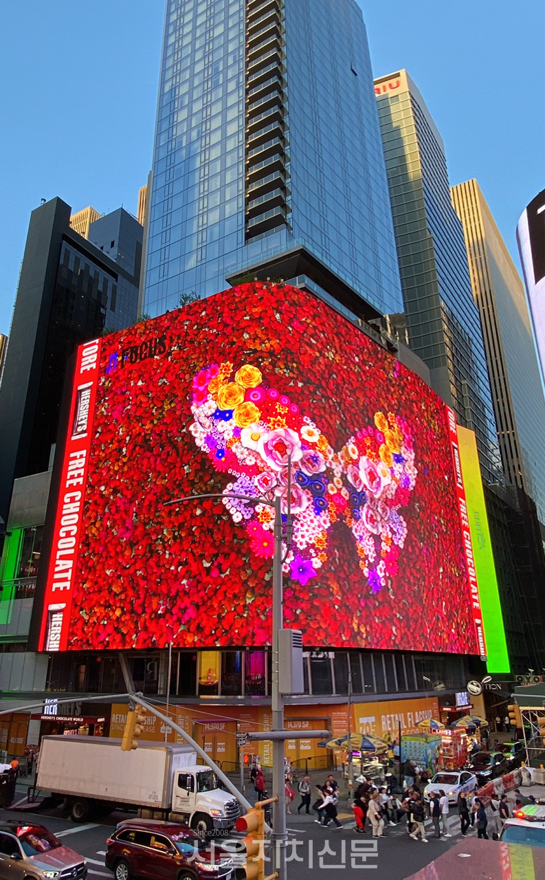 뉴욕 맨해튼 타임스퀘어’ 대형 전광판에 날개를 펄럭이며 날아와 화면을 가득 채우는 김홍년 작가의 나비작품. 사진제공=코쿤디아트