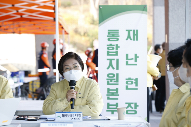 지난해 실시한 재난대응 안전한국훈련에서 김미경 은평구청장이 재난현장 통합지원본부 회의를 주재하고 있다.