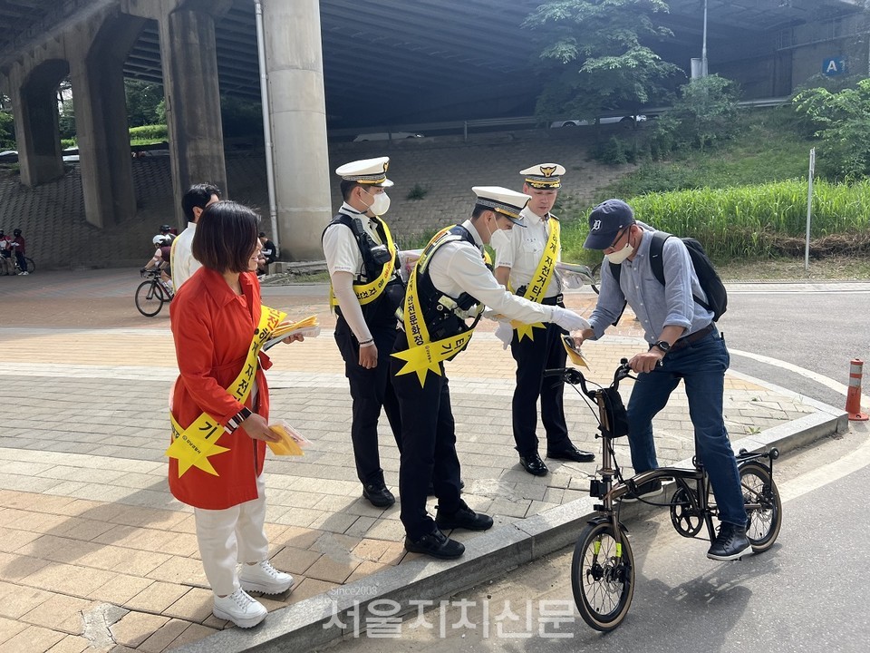 강남경찰서 유관기관 협업, ‘안전하게 자전거 타기’합동 캠페인 실시 2