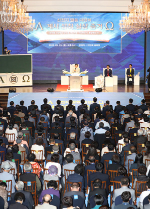 5월 13일 인천 말씀대성회에서 강연하고 있는 신천지 이만희 총회장과 청중들의 모습