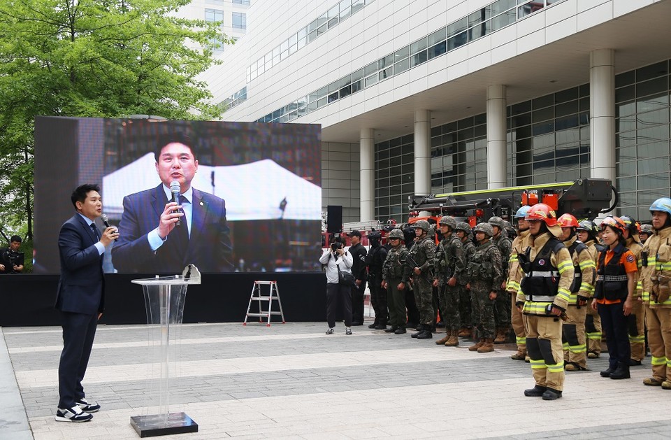 김길영 시의원이 시·구 합동 안전강남훈련에서 격려사를 전하고 있다. 1
