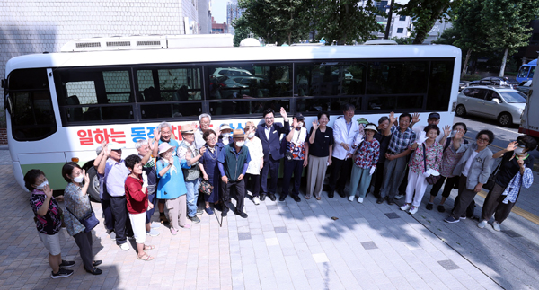 동작구치매안심센터 셔틀버스 시승식에 참여한 박일하 구청장과 주민들 모습