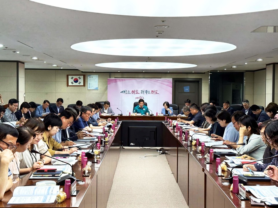 이달 확대간부회의에서 간부단과 예산절감 방안을 논의 중인 박강수 마포구청장