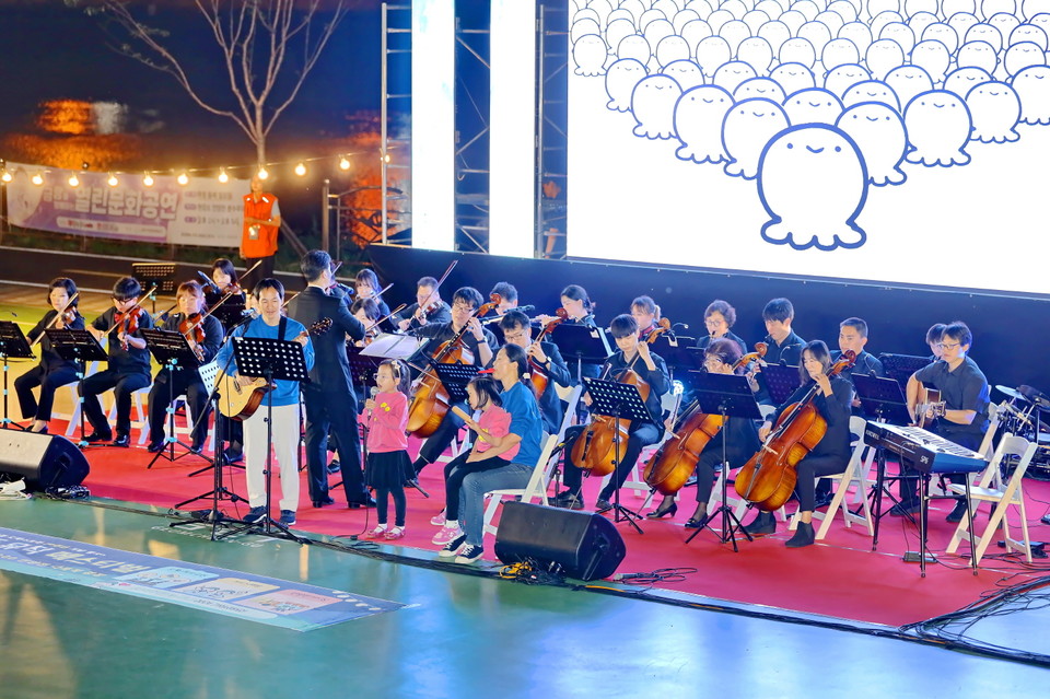 9월 22일 ‘금천가족오케스트라’가 주민에게 연주를 선사하고 있다.