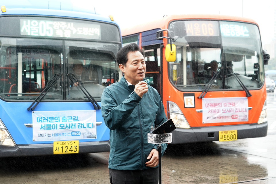 오세훈 서울시장은 27일(수) '서울동행버스'의 추가 노선 운행을 준비 중인 은평공영차고지를 방문해 수도권 주민의 출근길을 지원하는 서울동행버스에서도 이용할 수 있는 '기후동행카드'를 소개하고 있다.