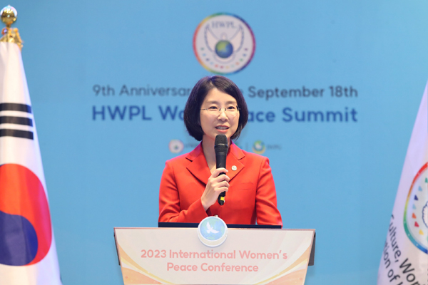 윤현숙 대표] HWPL 9·18 평화 만국회의 제9주년 기념식이 시작된 가운데, 19일 오후 열린 '2023 세계여성평화 콘퍼런스'에서 IWPG 윤현숙 대표의 개회사가 이어지고 있다.